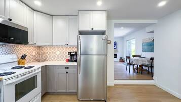 Frigorífico, microondas, horno y placa de cocina