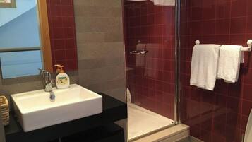 Dusche, Haartrockner, Handtücher, Seife