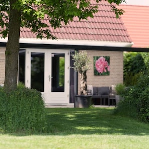 Exterior detail - Spacious country house with hot tub and large garden - perfect for relaxing (Schoonloo)