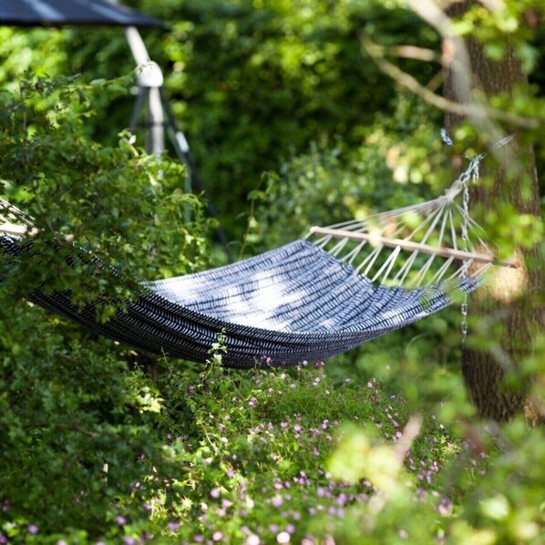 Un hamac dans un jardin luxuriant.