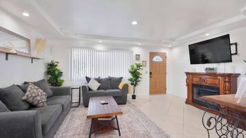 Televisión, chimenea, oficina