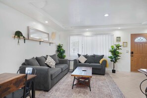 Una televisión, una chimenea, una oficina