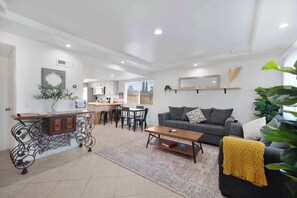 Fernseher, Kamin, Arbeitsbereiche