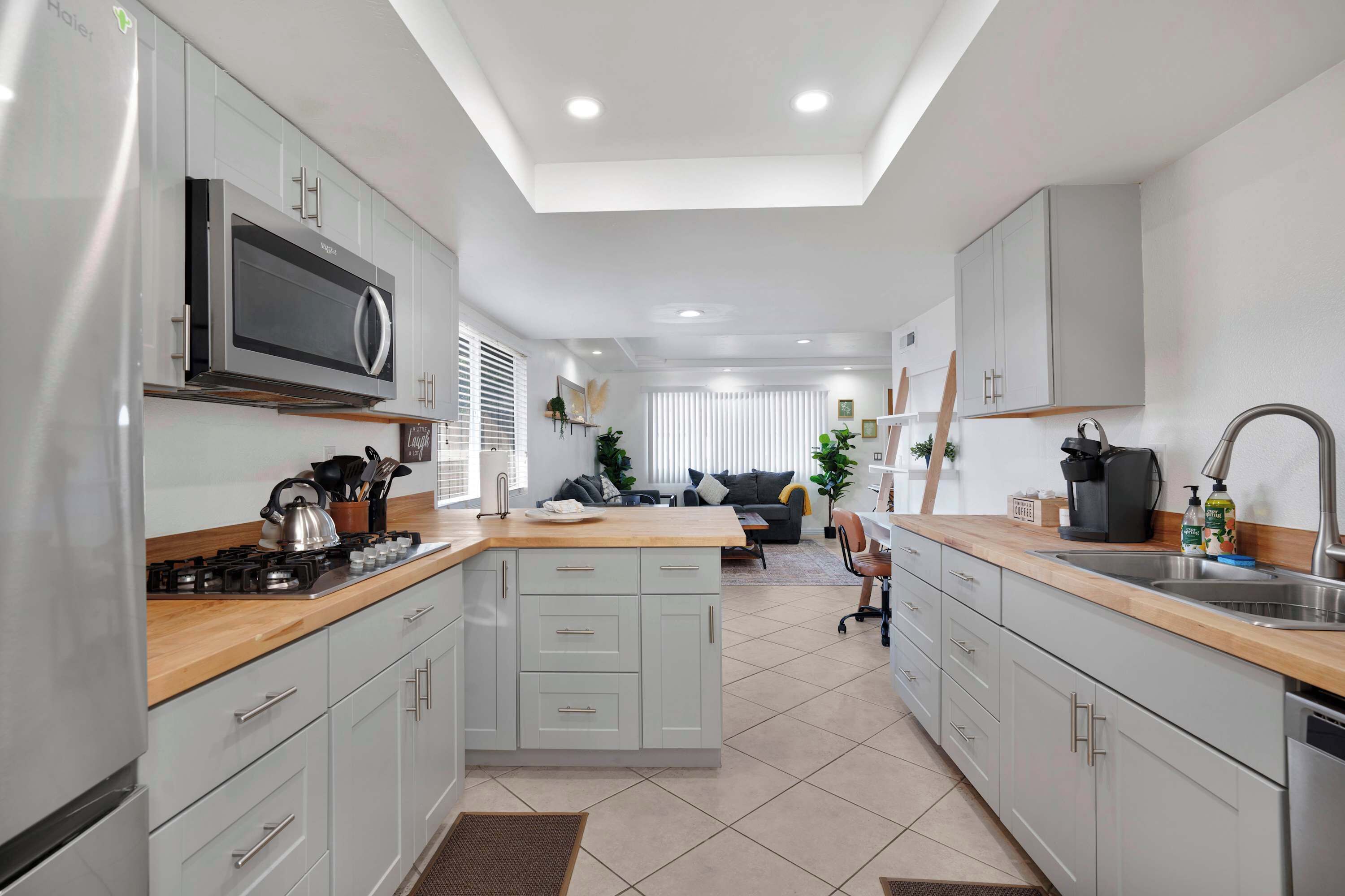 Geladeira, micro-ondas, fogão, cooktop