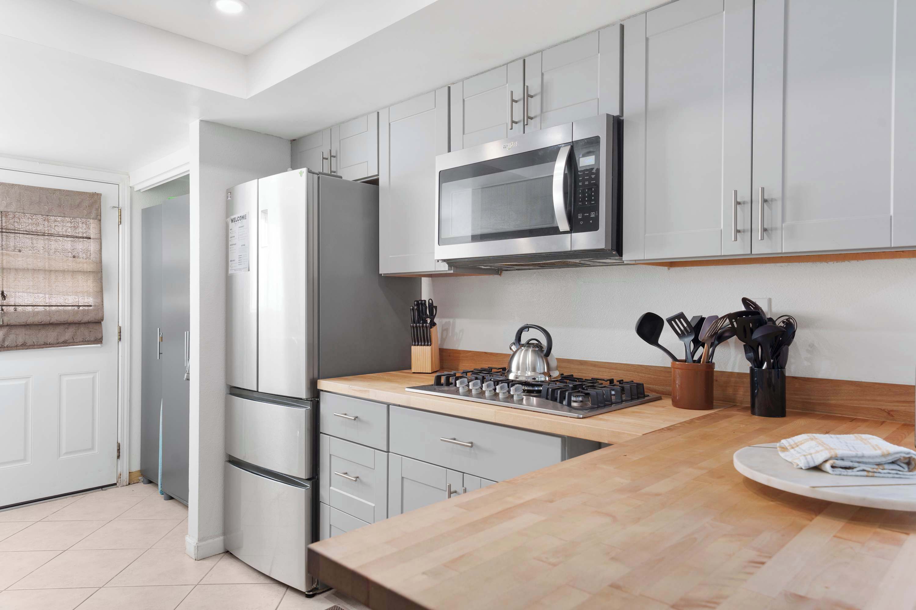 Køleskab, mikrobølgeovn, ovn, kogeplade