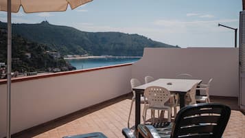 Klassiek appartement, gedeeltelijk uitzicht op zee | Terras