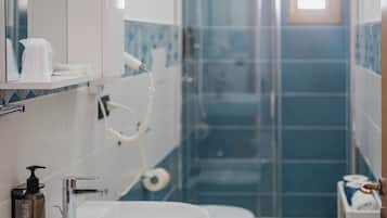 Appartamento, vista mare parziale | Bagno | Doccia, asciugacapelli, asciugamani, sapone