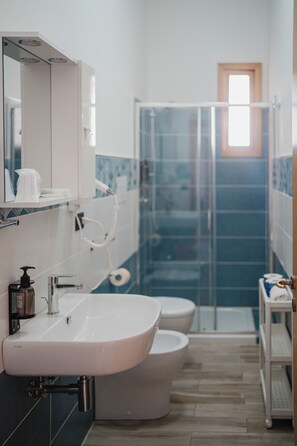 Departamento, vista parcial al mar | Baño | Regadera, secadora de cabello, toallas, jabón 