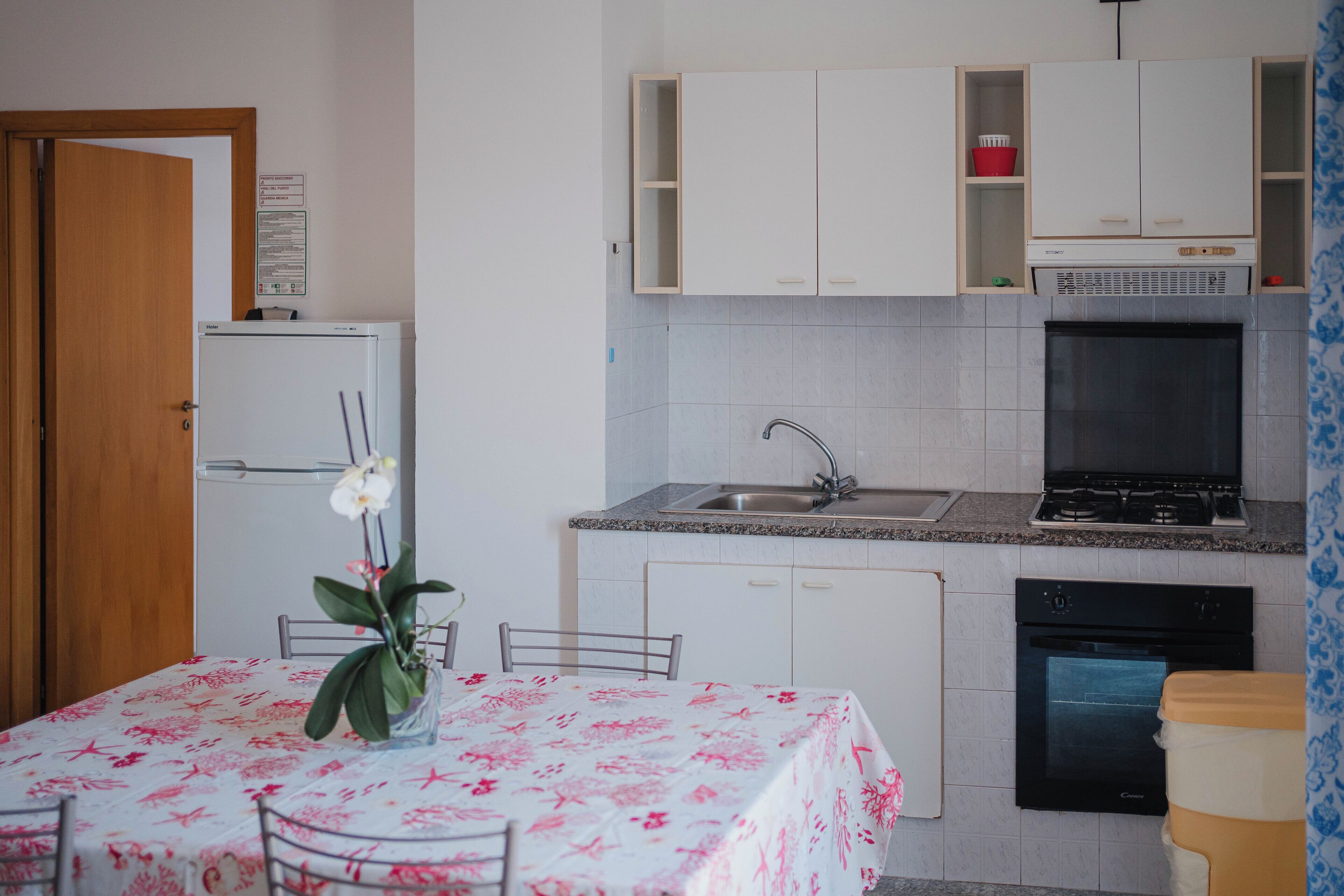 Klassiek appartement, gedeeltelijk uitzicht op zee | Privékeuken | Een koelkast/vriezer, een oven, een kookplaat