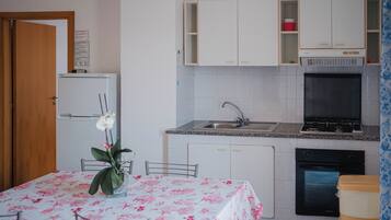 Klassiek appartement, gedeeltelijk uitzicht op zee | Privékeuken | Een koelkast/vriezer, een oven, een kookplaat