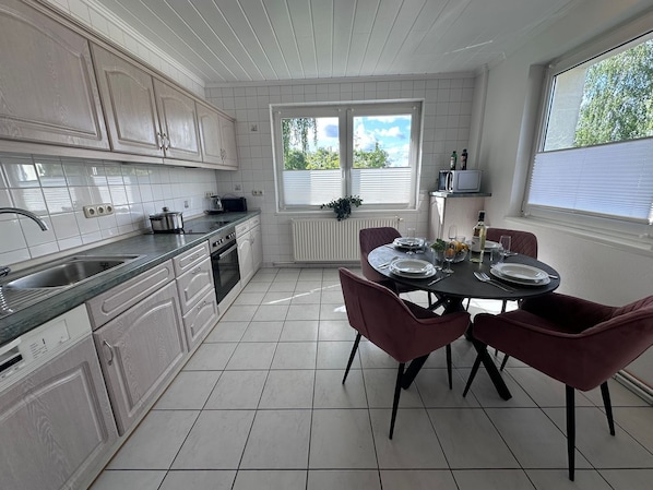 Een koelkast, een microgolfoven, een oven, een kookplaat