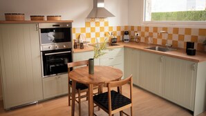 Eine K üche mit Backofen, Spüle und Fenster.