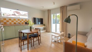 Eine moderne Wohnung mit Küche, Essbereich und Wohnzimmer.