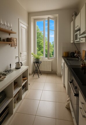 Refrigerador, microondas, parrilla de estufa y cafetera y tetera 