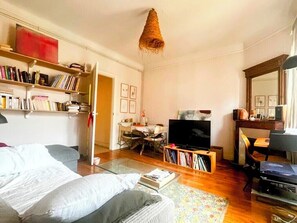 Smart-tv, böcker och ett musikbibliotek