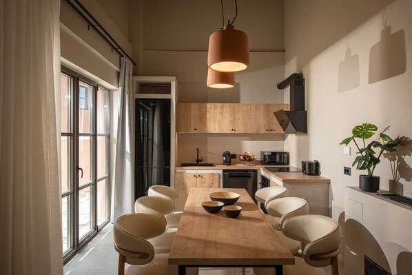 Dishwasher, coffee/tea maker, toaster, paper towels