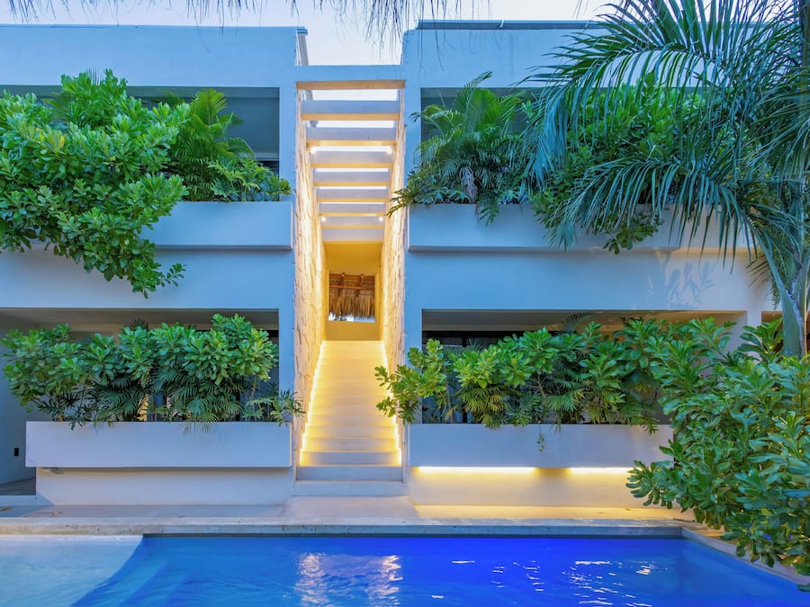 Una piscina al aire libre