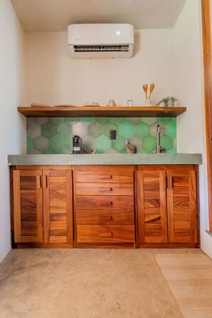 Comfort Single Room, 1 Queen Bed, Balcony | Individually decorated, individually furnished, desk, laptop workspace - Casa Nogales (Santa Maria Colotepec)