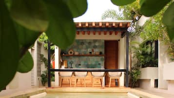 Hồ bơi ngoài trời