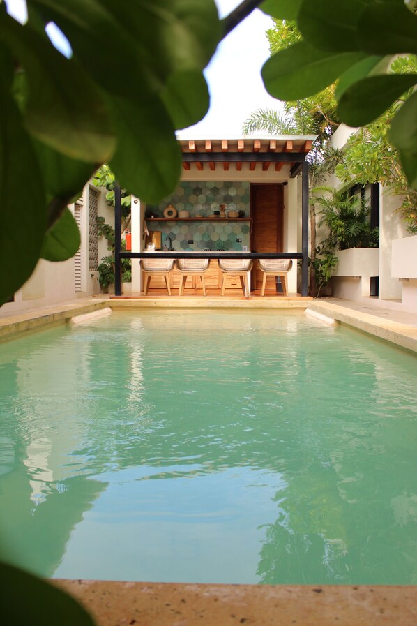 Una piscina al aire libre