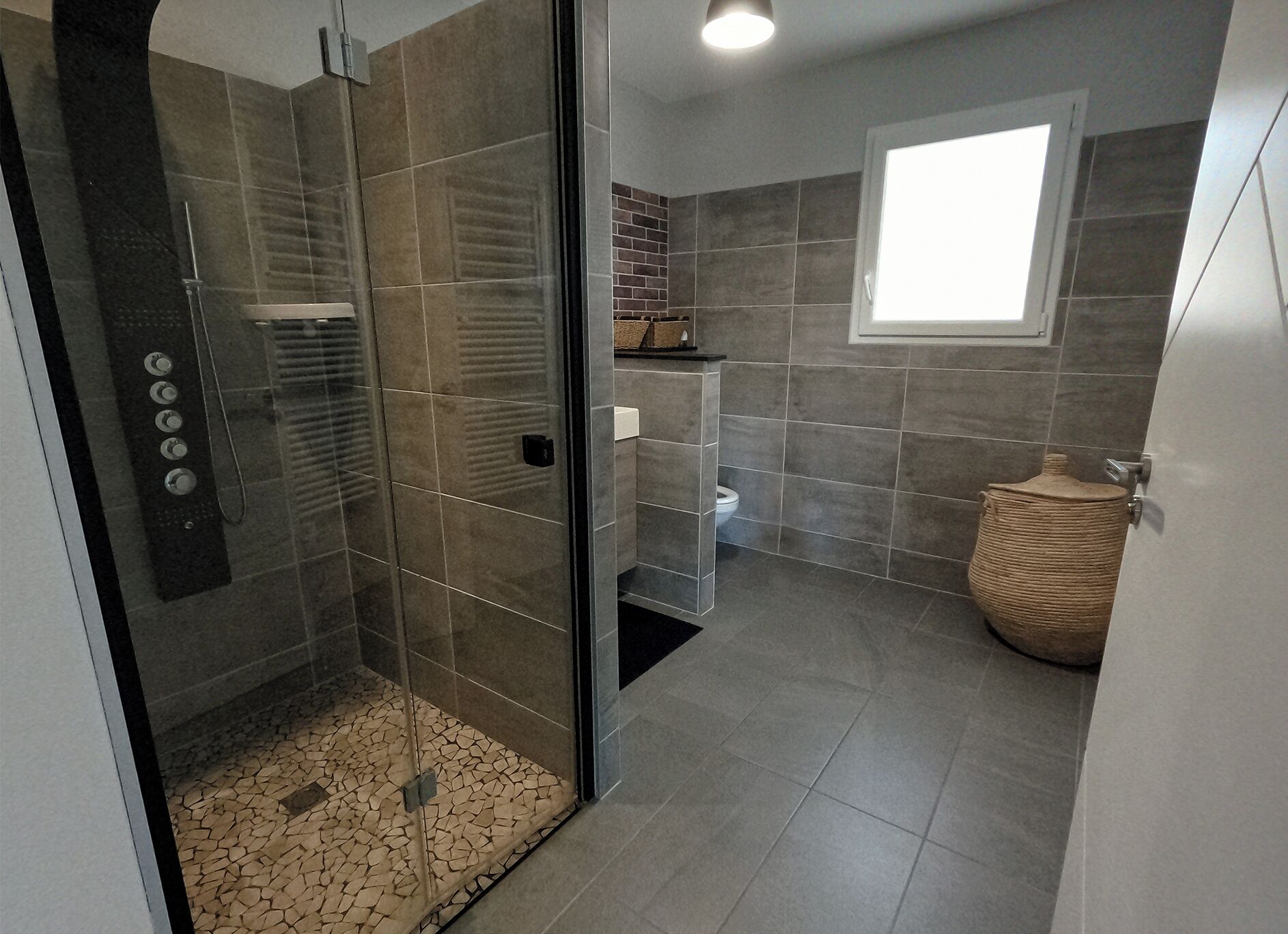 Douche, séchoir à cheveux, serviettes fournies, savon