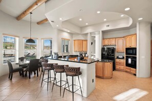 雪櫃、微波爐、焗爐、爐具