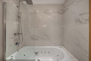 Douche, séchoir à cheveux, serviettes fournies, shampooing