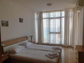 Cortinas opacas, tabla de planchar con plancha, wifi gratis