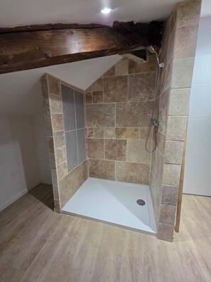 Haartrockner, Seife, Toilettenpapier