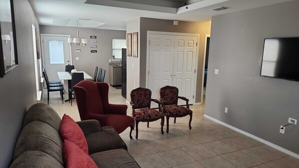 TV - 2 Bedrooms Apt near Univeristy (Edinburg)