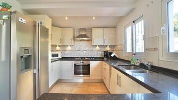 Een koelkast, een magnetron, een oven, een kookplaat