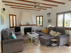 Una chimenea, una impresora