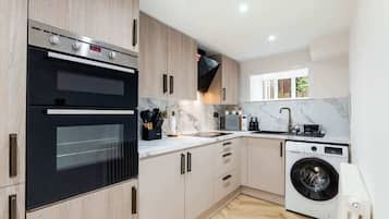 Réfrigérateur, four à micro-ondes, un four, surface de cuisson
