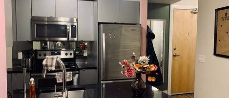 Réfrigérateur, micro-ondes, four, plaque de cuisson