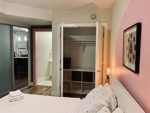 1 bedroom, desk, iron/ironing board, WiFi - Downtown Oasis with a Balcony, Family-Friendly, WiFi (Halifax)