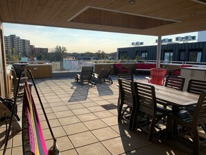 Outdoor dining - Downtown Oasis with a Balcony, Family-Friendly, WiFi (Halifax)