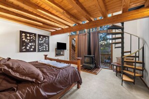 5 bedrooms, free WiFi, bed sheets