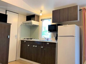 Kühlschrank, Mikrowelle, Herdplatte