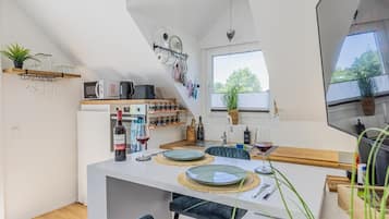 Geladeira, micro-ondas, fogão, cooktop