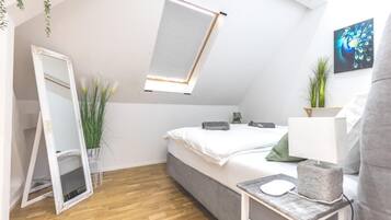 1 makuuhuone, työpöytä, silitysrauta/-lauta, vauvan matkasänky