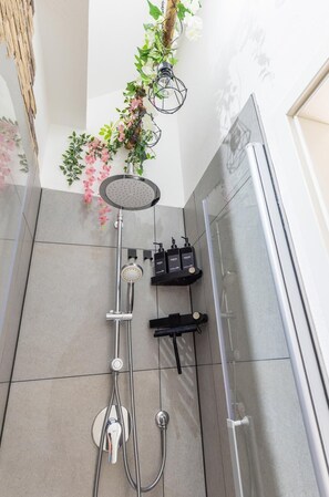 Shower, hair dryer, towels, soap - Premium Suite - Forest view - Balcony - Black Forest (Bühl)