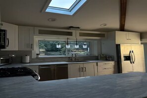 Een microgolfoven, een oven, een kookplaat, een vaatwasser