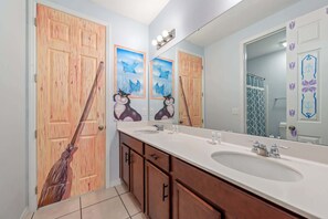 Douche, sèche-cheveux, serviettes fournies