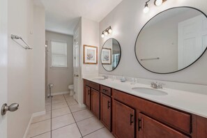 Douche, sèche-cheveux, serviettes fournies