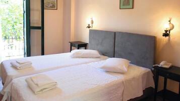 Habitación con 2 camas individuales, vistas al jardín | Escritorio