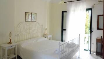 Standard Double Room, Garden View | Desk