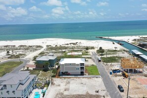 بالقرب من الشاطئ