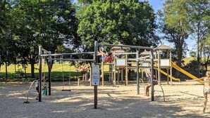 A playground with climbing structures and a slide. - ZEcamping 3 étoiles piscine chauffée animaux acceptés mobil-home TV LV (Verruyes)
