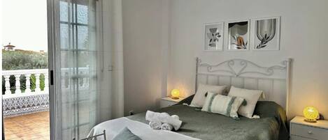 5 bedrooms, iron/ironing board, WiFi, bed sheets