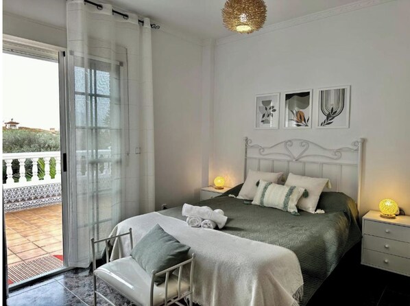 5 bedrooms, iron/ironing board, WiFi, bed sheets